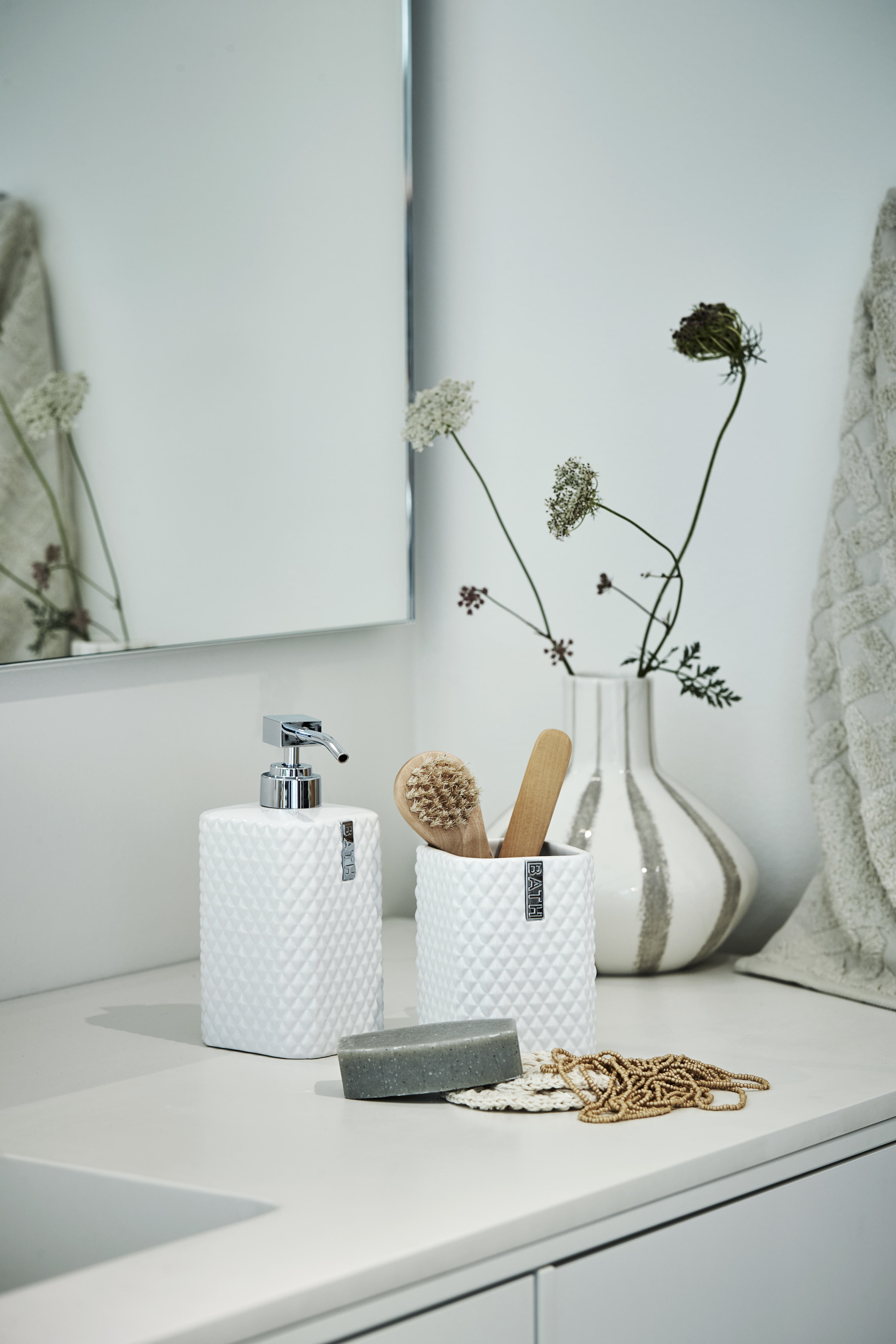 WAZON_PASKI_BIALY_KOMPLET_LAZIENKOWY_AKCESORIA_DODATKI_LAZIENKOWE_LENE_BJERRE_POLSKA_OUTLET_SKLEP_DESIGNBYWOMEN